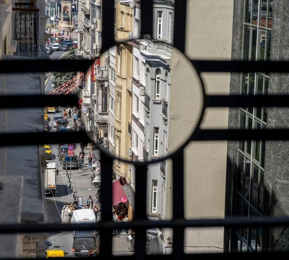 Spacious Apartment, 1-Min To Taksim Square Istanbul 0*,